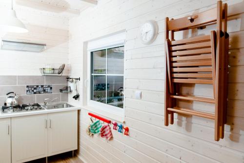 尼彻兹Camping Pomona的厨房设有白色的墙壁、水槽和窗户