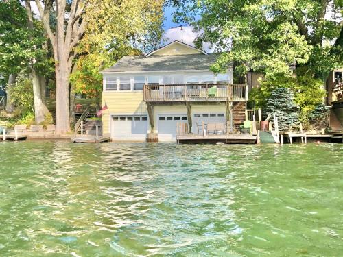 Findley LakeLake Front Home Near Peek'n Peak的坐落在一条被淹没街道上的房子