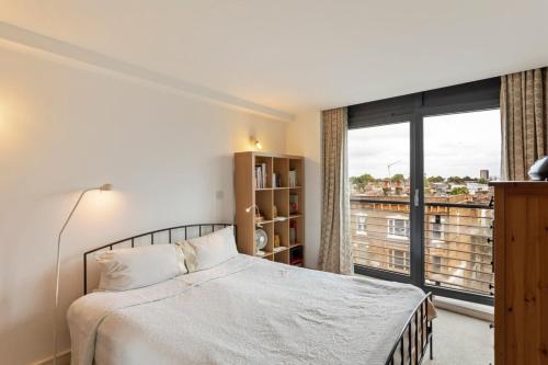 Breathtaking 2 Bedroom Apartment with Balcony near Stoke Newington客房内的一张或多张床位