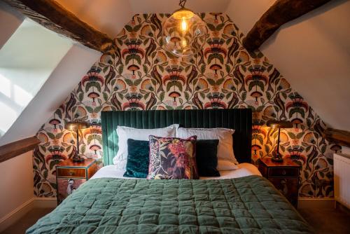 水上伯顿Halford House - Adults Only的一间卧室配有一张带图案墙壁的绿色床