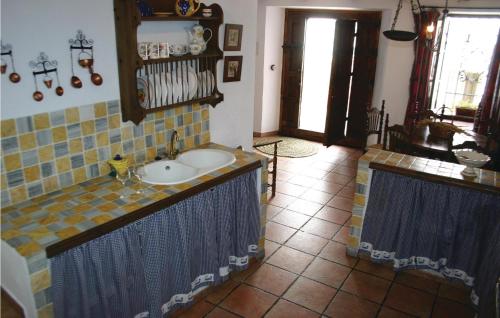 蒙特哈克西班牙蒙特哈克24度假屋的一间带水槽的浴室,铺有瓷砖地板。