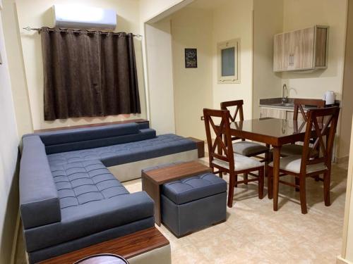 马萨阿拉姆Reef House的带沙发和桌子的客厅以及厨房。
