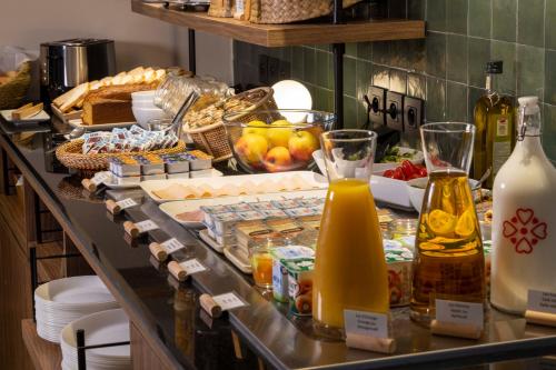 巴黎Hotel de l'Aqueduc的自助餐,包括柜台上的食品和饮料