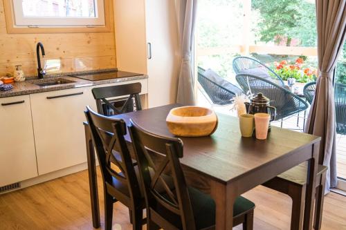 劳特布龙嫩Camping Jungfrau的厨房以及带桌椅的用餐室。