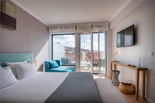 埃里塞拉Reserva FLH Hotels Ericeira的酒店客房设有一张床和一个阳台。
