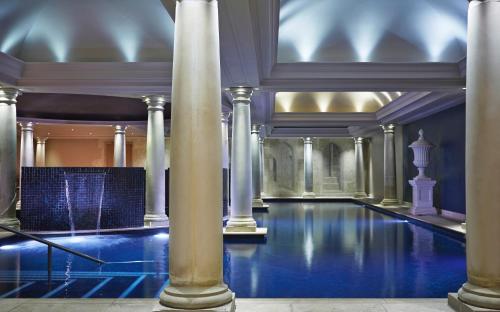 特纳斯山亚历山大之家酒店及乌托邦Spa的一座有柱子的建筑中的游泳池