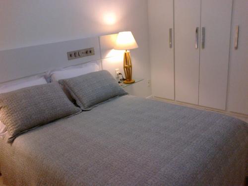 萨尔瓦多Apartamento em Ondina的一间卧室配有带灯具和橱柜的床