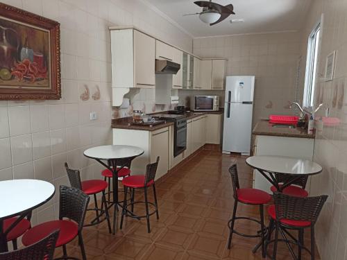 普鲁登特总统城Pousada Della Nonna的厨房配有桌椅和冰箱。