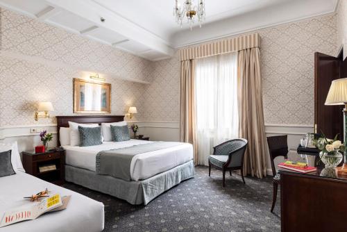 马德里艾普拉杜尔酒店的酒店客房设有两张床和窗户。