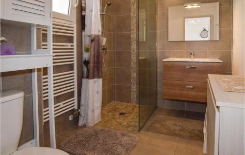 阿雅克修Stunning Apartment In Ajaccio With Wifi的带淋浴、卫生间和盥洗盆的浴室