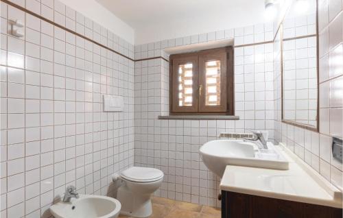MengaraGinestre 2的白色瓷砖浴室设有卫生间和水槽