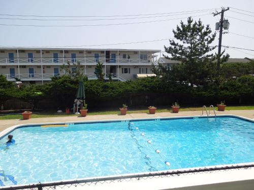 蒙托克大西洋海滩皇家度假酒店的大楼前的大型游泳池