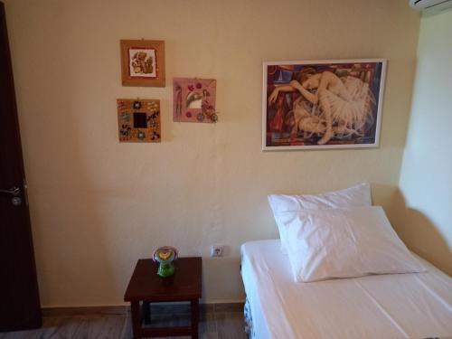 阿莫利亚尼岛Glastri Ammouliani的卧室配有白色的床和带床头柜的桌子。