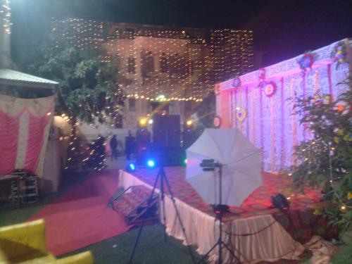 曼达瓦曼达瓦拉迪卡哈维酒店的夜晚带雨伞的舞台景色