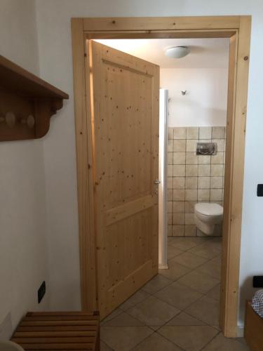VallarsaMaso Arlanch 8的一间带卫生间和木门的浴室