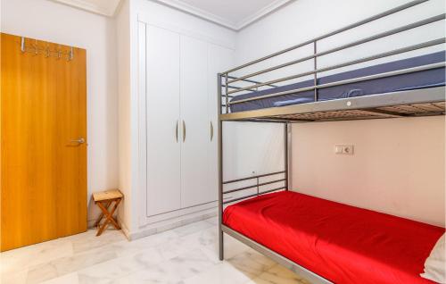 阿尔戈法Amazing Apartment In Algorfa With Wifi的一间卧室配有带红色床单的双层床