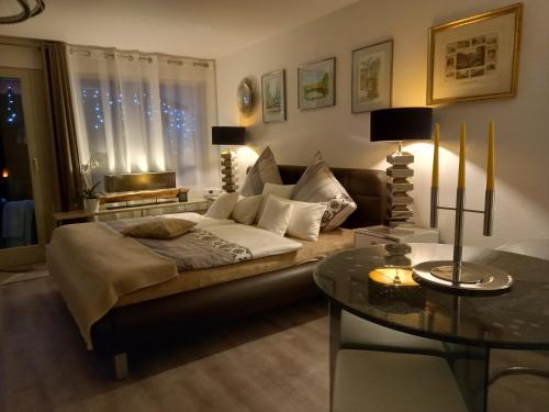 巴特维尔德巴德Appartement Herrlich的客厅配有床和桌子
