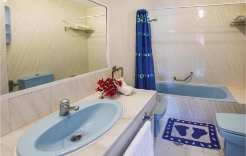 滨海罗克塔斯Nice Home In Roquetas De Mar With Kitchenette的一间带水槽、卫生间和镜子的浴室