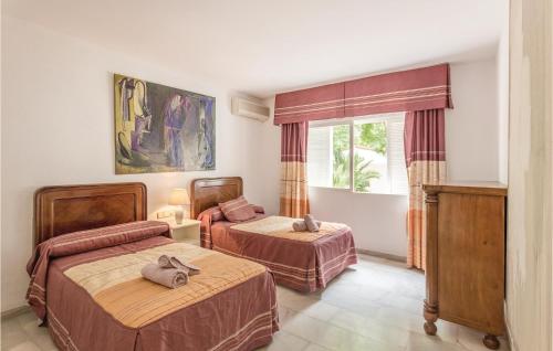 卡拉德米哈斯米哈斯科斯塔七卧室度假屋的一间卧室设有两张床和窗户。