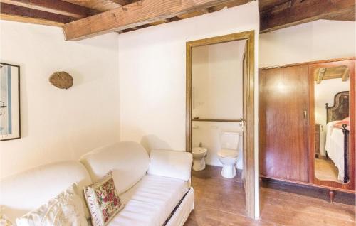 ComanoCasa Matilde的客厅配有白色沙发和卫生间