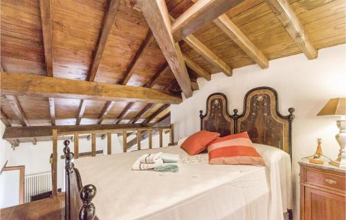 ComanoCasa Matilde的一间卧室设有一张带木制天花板的大床。