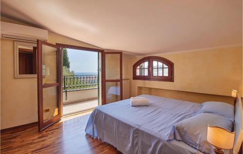 因佩里亚Villa Peppina的一间带大床的卧室和一个阳台