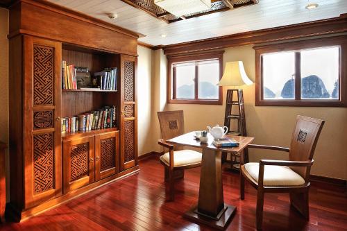 下龙湾天堂山游轮酒店的一间带桌子和书架的用餐室