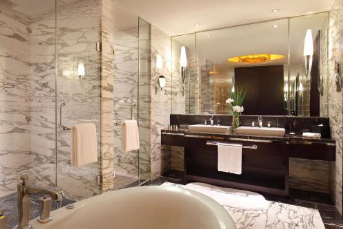 浦东绿地铂骊酒店（近浦东国际机场，近迪士尼）的一间浴室