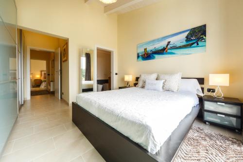 比尼贝卡Villa BINI SOLE的一间带大床的卧室和一间浴室