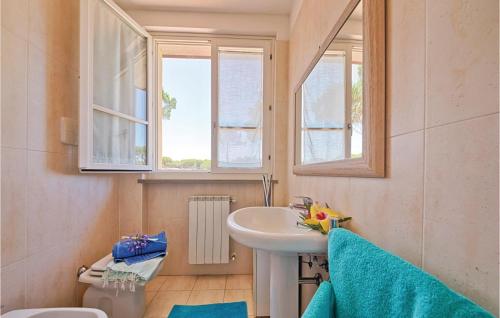 普林希匹纳马尔马雷玛度假屋的一间带水槽和卫生间的浴室以及窗户。