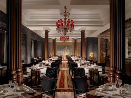 钦奈清奈里拉皇宫酒店的一间带桌椅和吊灯的用餐室