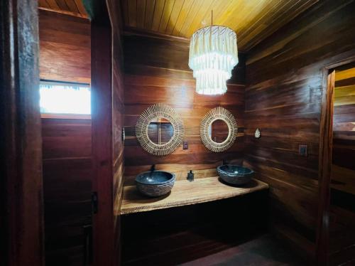 图托亚Chalé Rubi的浴室设有2个水槽、镜子和吊灯。