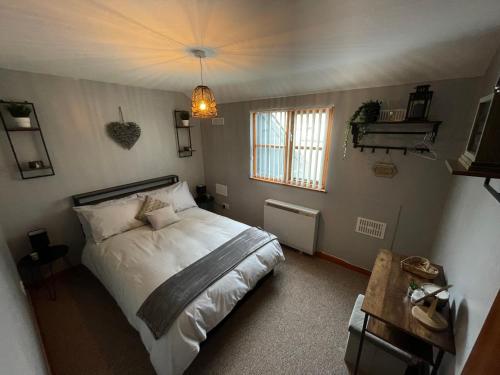 布雷肯Westend Holiday Let 3 Brecon的一间卧室设有一张床和一个窗口