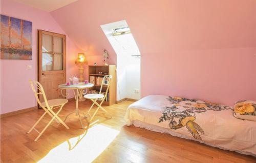 勒梅斯涅尔伊斯纳德Awesome Apartment In Le Mesnil-esnard With Wifi的卧室配有一张床和一张桌子及椅子