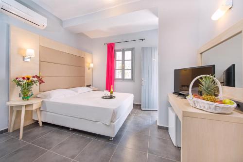 科林比亚Villa Mare by Delfinia Resort的酒店客房,配有床和电视