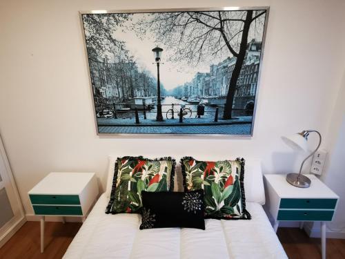 拉科鲁尼亚Precioso apartamento en A Coruña的客厅配有白色沙发和墙上的照片