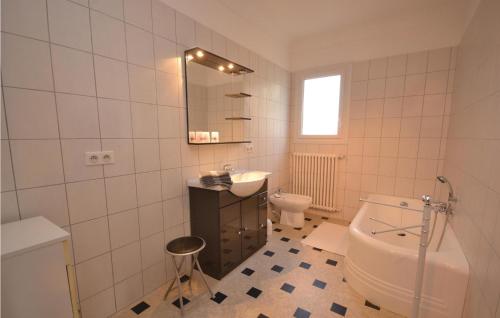 CarombLovely Home In Caromb With Wifi的一间带水槽、卫生间和镜子的浴室
