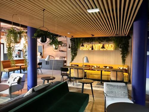 德勒ibis Styles Dreux Centre Gare的一间在房间内配有桌椅的餐厅