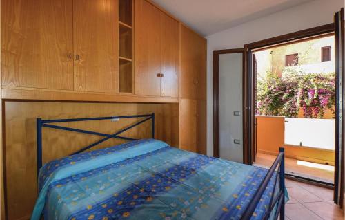 卡斯特尔萨多Casa Oslo 1的一间卧室设有一张床和一个大窗户