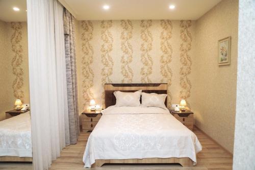 巴库MidCity Hotel的一间卧室设有两张床和两张台灯。