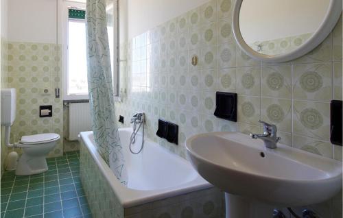 皮特拉利古Casa Borgo 3的一间带水槽、卫生间和镜子的浴室