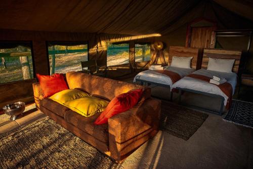 楚梅布ZuriCamp - Tent Madini的客厅配有沙发和1张床