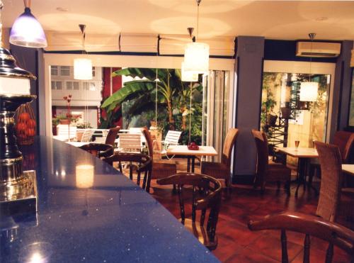 柯米拉斯坎姆皮奥码头酒店的餐厅内的酒吧配有桌椅