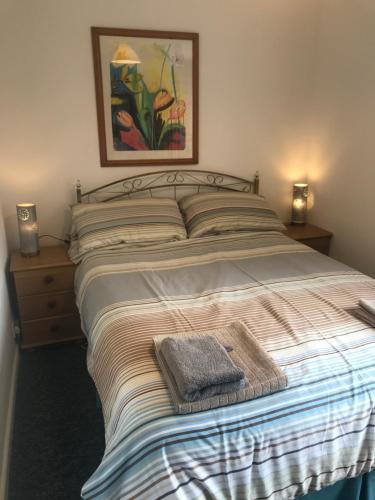伯格里Meadow View Lodge的一张带毯子和毛巾的床