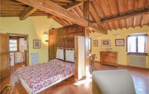 SerravalleCasa Di Vigna Rosa的一间带一张床的卧室,位于带木制天花板的房间内