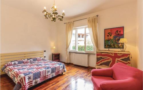 马萨Casa Aurora的卧室配有床、椅子和窗户。