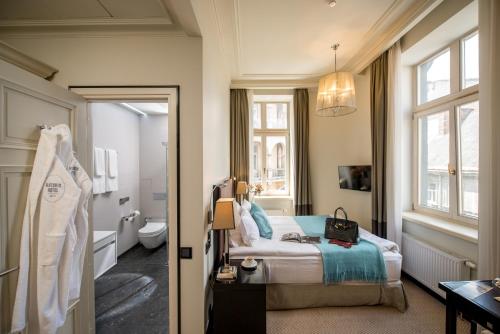 利沃夫阿斯托利亚酒店的一间酒店客房 - 带一张床和一间浴室