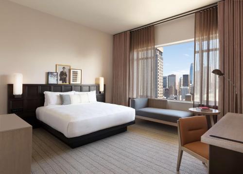 The Clift Royal Sonesta San Francisco客房内的一张或多张床位