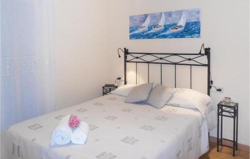 桑特费柳德吉克索尔斯Nice Apartment In Sant Feliu De Guxols With Kitchen的一间卧室配有带毛巾的床