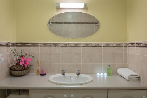 基拉尼基拉尼自助式 - 纽黑文套房酒店的一间带水槽和镜子的浴室